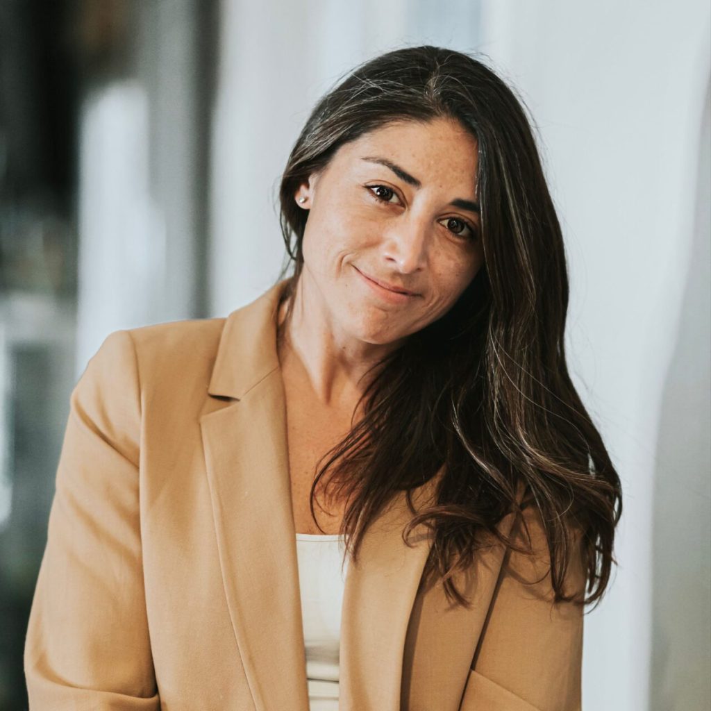 Portrait of Tara McGowan.